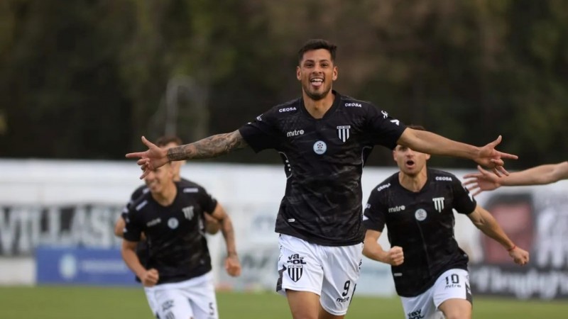Nicolás Ferreira, tras el ascenso con Gimnasia: "Mi deseo es seguir en el club"